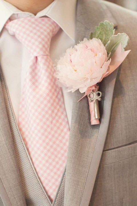 costume-taupe-cravate-et-fleurs-rose-poudré